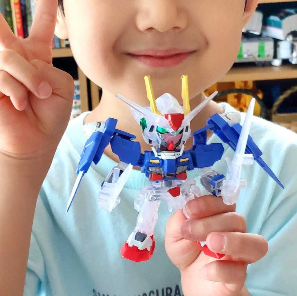 完成したての頃はもう少しシールも綺麗に貼れていたのですが…。闘いごっこをしてたらあっという間にボロボロになりました。