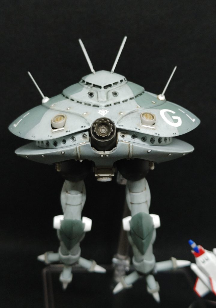 ビームを跳ね返しながら浮遊するシーンをイメージしたので、脚はダランとぶら下がってる感じになるよう固定しました。クラゲみたいになればと思ったんですが。