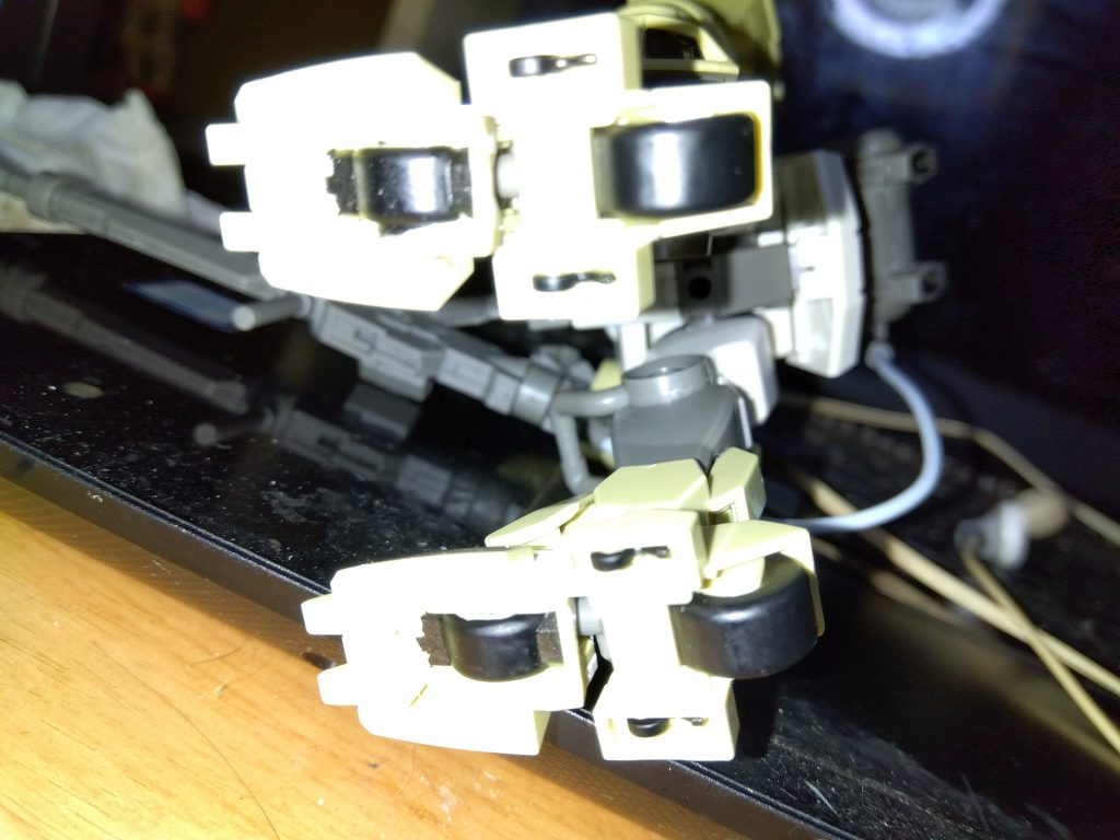 足裏です。 足の裏とかかとにはスコープドッグよろしくホイールが付いているので、ツヤ消し黒と黒鉄色で塗装してみました。