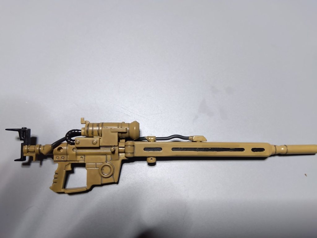 ビーム・スナイパーライフルです。 こちらは鉛筆でスミ入れをしたのですが、とにかくディテールが細かく時間が掛かりました・・・。 スコープから伸びている動力パイプは黒鉄色で塗装してあります。 また、スコープの緑色は(15年以上前に)付属のシールを貼ったのですが、ツヤ消しスプレーを吹く前に丸く切ったマスキングテープで保護しておきました。