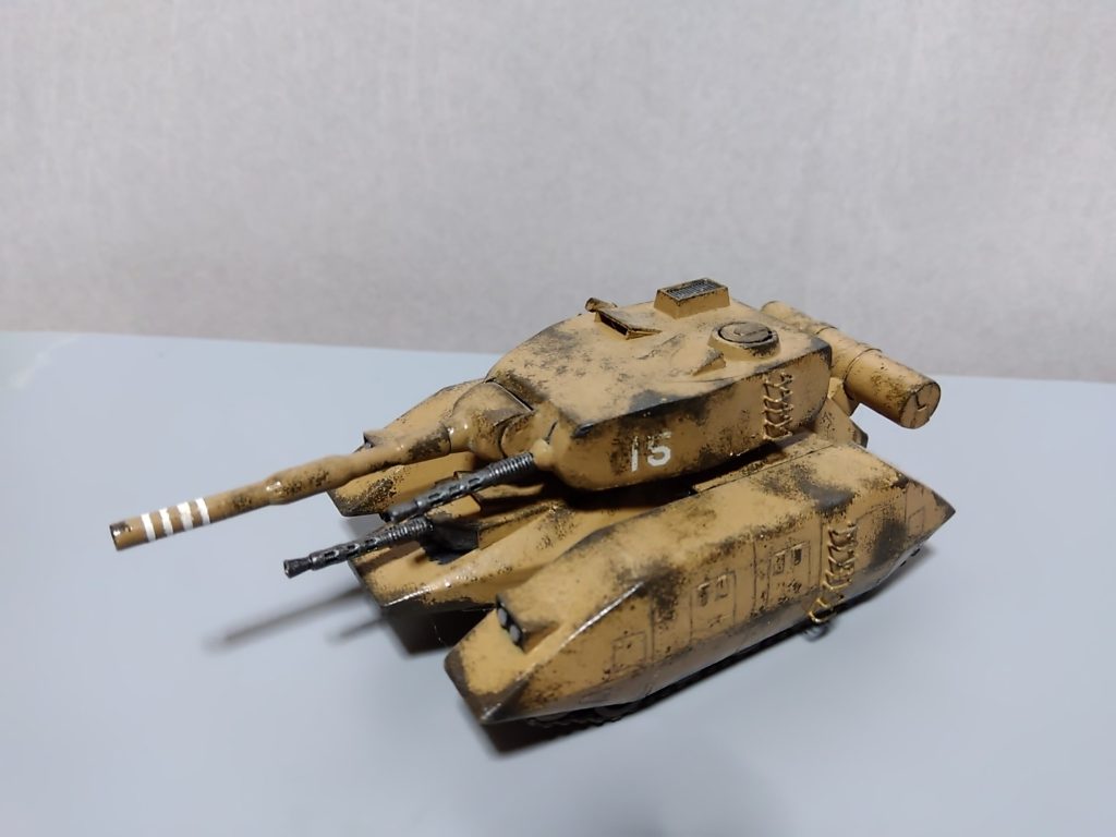 「これはまた、ずいぶん懐かしい車輛だな。 まだ生きているヤツが残っていたとは」「軍曹、この戦車知ってるの?」ピーターがたずねる。 俺もこんな戦車は見たことがない。 隊長やブラックさんも同様なようだ。「M1戦車だ。 マゼラアタックの原形になった車輛で、俺も実戦で乗ったことはないが、昔、戦車教導団でコイツに乗って訓練していた」軍曹が説明する。「私の説明は不要なようだな。 現在マゼラアタックが出払っているので、ハセガワ軍曹とマシアス兵長にはこれに乗ってもらう。 操縦系をいじってあるから、単独で操縦から砲撃までできるようになっているぞ。 今ほど話に出た戦車教導団の教官が試験運用したモビルタンクとかいう兵器のノウハウを組み込んである」司令が言葉を添えた。「そうか・・・教官の・・・」軍曹が、どこか懐かしさと悲しさの入り混じった表情でつぶやいた。こうして俺たちは、モビルスーツ3機、戦車2両での哨戒任務に就くことになった。