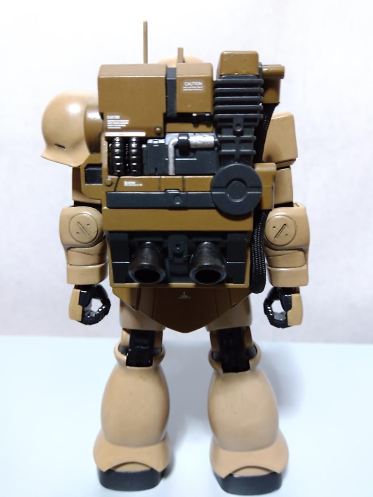 「旧式のザク、ですか・・・。 いや、不満というワケではありませんが・・・」思わず漏らしてしまったブラックさんに、隊長が圧を込めた笑顔を向ける。 そうだった・・・。 隊長、オデッサまで旧型のザクを愛用していたんだ・・・。「確かに旧式のザクだが、サブ・ジェネレーターを搭載してあるのでビーム兵器が使用可能だ。 専用の装備としてビーム・スナイパーライフルの用意もある。 どうかな、ブラック曹長?」司令が得意そうにニヤリとしながら説明する。「なるほど・・・! そういうことでしたら、この機体、ありがたく使わせていただきます」先ほどの不満顔はどこへやら、ブラックさんは嬉しそうに承諾した。