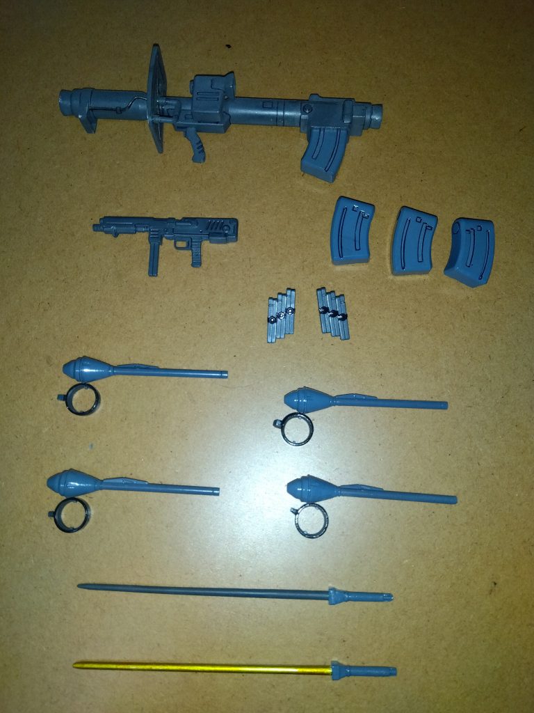 　武装一式です。　上から順番に・ラケーテン・バズ＆予備弾倉・MMP-80 90mmマシンガン＆予備弾倉・シュツルムファウスト＆装備用ラッチ×４・ヒートサーベル（稼働 / 非稼働状態）先ほども少し触れましたが、MMP-80 90mmマシンガンはHGUCのゲルググ・マリーネから移植しました。　また、ヒートサーベルはキットに１本しか付属しないので、旧キット リックドムのモノを加工してもう１本用意しました。