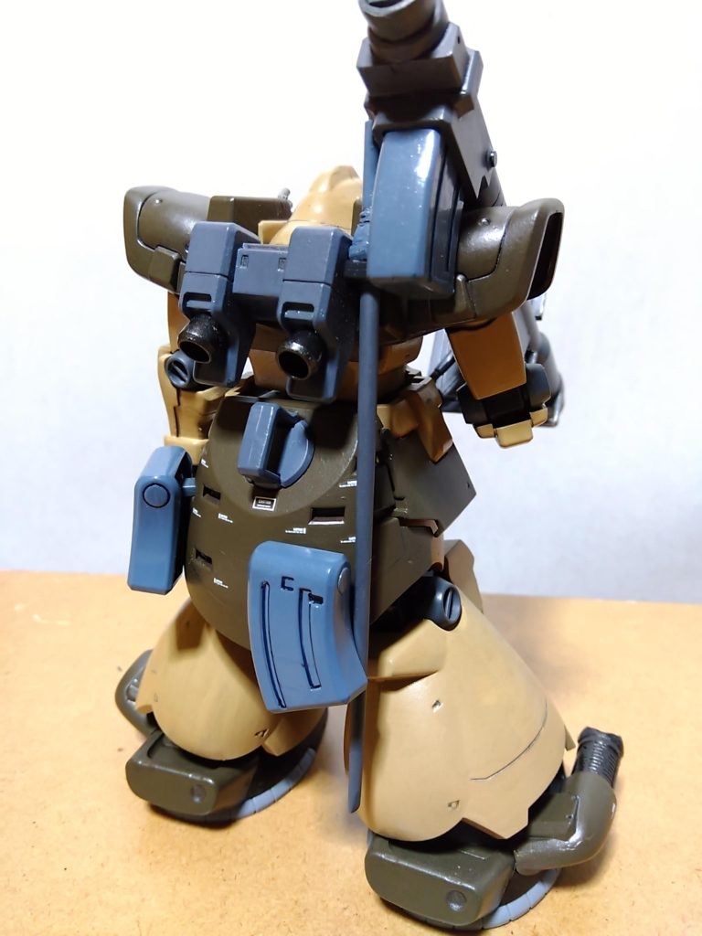 　リアビューです。　バックパックとMMP-80 90mmマシンガン用のラッチはミディアムブルー、ラケーテン・バズの予備弾倉はブルーグレーで塗装してあります。　バックパックは、設定だと胴体と同じ色ですが、これを初めて作った高校生の時はなぜかミディアムブルーで塗装していました。　しかし、今の目で見ても普通にカッコよかったので、ここの色はそのままとしました。　ヒートサーベルは非稼働状態ということで、関節のマルイチモールドなどと同じ暗いグレーです。