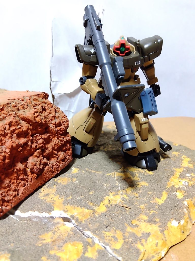 隊長の合図と同時に俺も岩陰から飛び出し、連邦のモビルスーツにバズーカを3連射する。 最初の1発は外れたが、2発目で相手のシールドを、3発目で本体を破壊できた。 しかもモビルスーツが倒れたところには、ちょうど61式戦車が1両いた。 ソイツも巻き添えにし、一気に2体の敵を撃破できた。