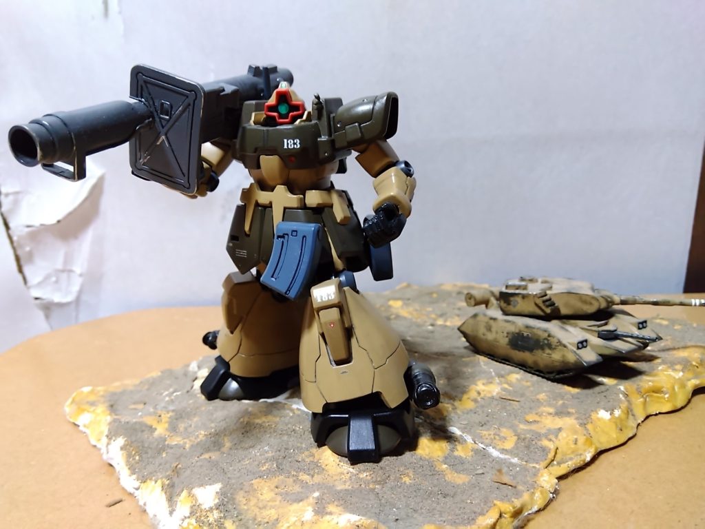 さすがに連邦も態勢を整えたか、フォーメーションを組んでこちらに攻撃を仕掛けてくる。「ピーター、俺はモビルスーツを各個撃破する! 61式は任せた!!」「了解! 露払いは任せて」言ったそばから、ピーターはM1戦車を巧みに操り61式戦車に砲撃を見舞う。 俺はドムを走らせ、右端でフォーメーションから少し離れたモビルスーツに突っ込んでいった。