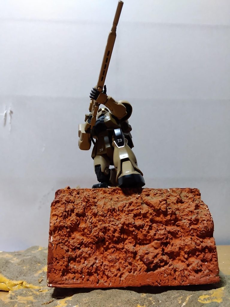 「サム、大丈夫か!?」インカムに通信が届く。「ブラックさん! 助かりました!!」「俺も援護してやるから、後ろは気にするな」ブラックさんのザク・スナイパーが、あの大岩の上でライフルを構えていた。