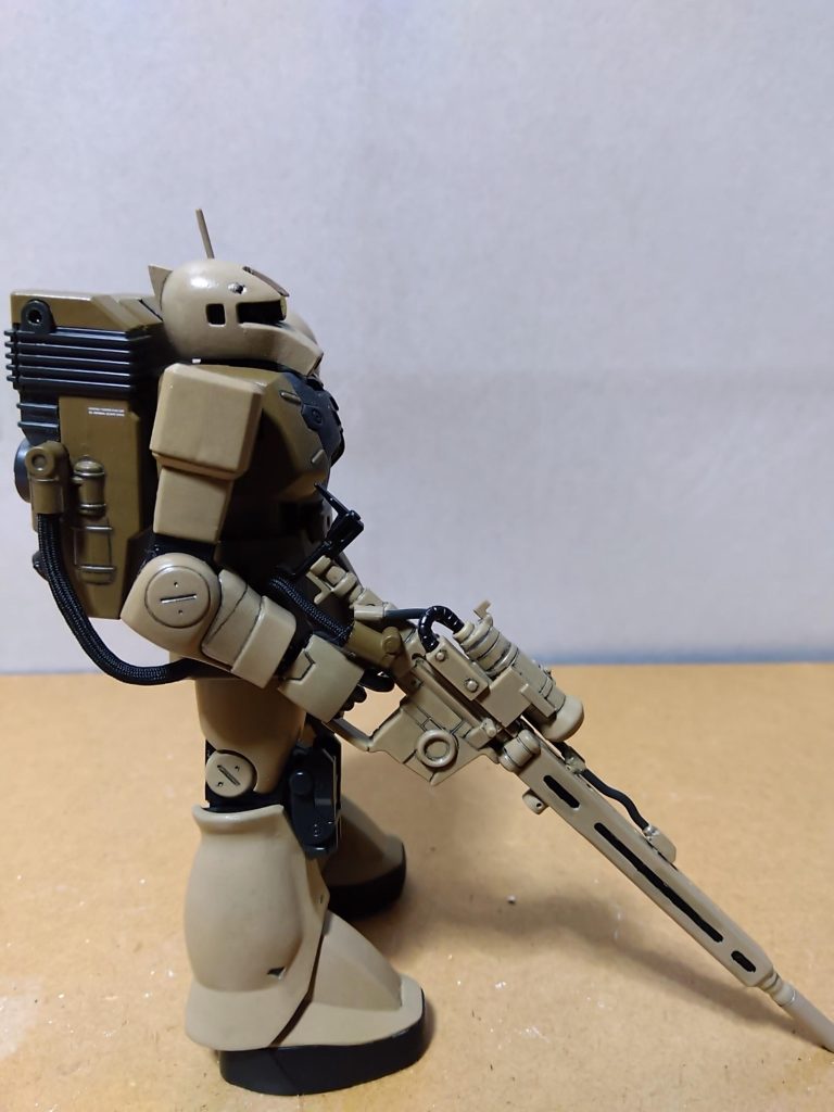 サイドビューです。 そういえば説明が遅れましたが、頭部バルカンは黒鉄色で、モノアイ周りのメカ部分は銃鉄色(黒鉄色にツヤ有り黒を混ぜた色)で塗装してあります。