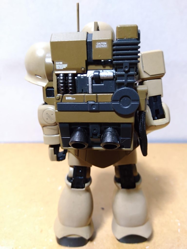 リアビューです。 バックパックの造形が素晴らしいですね。 むき出しのメカ部分は、バーニアと動力パイプを黒鉄色で、配管のような部分をアクセントに銀色で塗った以外は未塗装です。