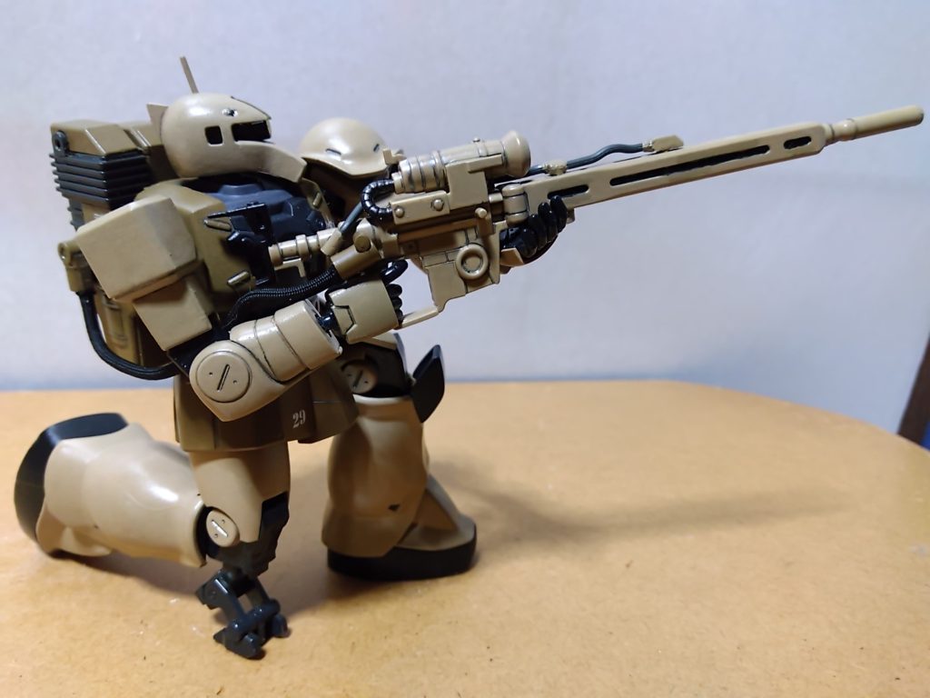 狙撃ポーズです。 やはりスナイパーといえばこの姿勢ですね。 実はこちらの作品も、以前投稿したデミトレーナー(チュチュ機)と同様、正面を向いた写真のみフラッシュ撮影をしました。 フラッシュを焚くと頭部のモノアイやライフルのスコープ(どちらもキット付属のシールですが)がキラリと光ってカッコいいんですもの・・・。