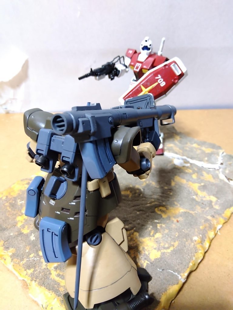 連邦のモビルスーツはマシンガンを連射して俺を迎撃しようとするが、この機体はホバー走行だ。 重力のある地上でも、まるで宇宙のようにスピードが出せる。 俺は相手の射線の隙間を縫いつつ接近し、至近距離からバズーカを放った。「モビルスーツ1機、撃破!」「サム、危ない!!」報告の直後、ピーターの叫び声がインカムに届く。 しまった! 別の敵だ!! 砂漠用らしい追加装甲を施した敵モビルスーツが俺を狙っている。