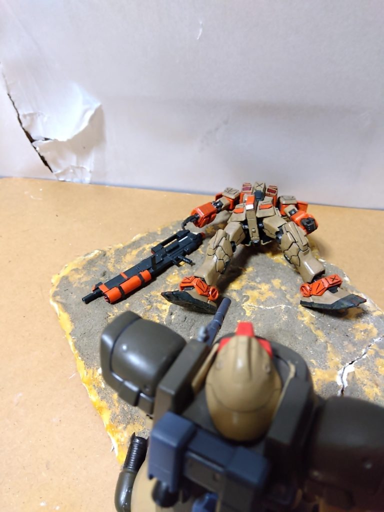 思わず目をつぶった瞬間、何かが倒れる音がした。 目を開けると、俺を狙っていたモビルスーツがあおむけに倒れている。 コクピットの少し上に、溶けたような穴が開いていた。「これは、ビーム兵器・・・。 ということは!」