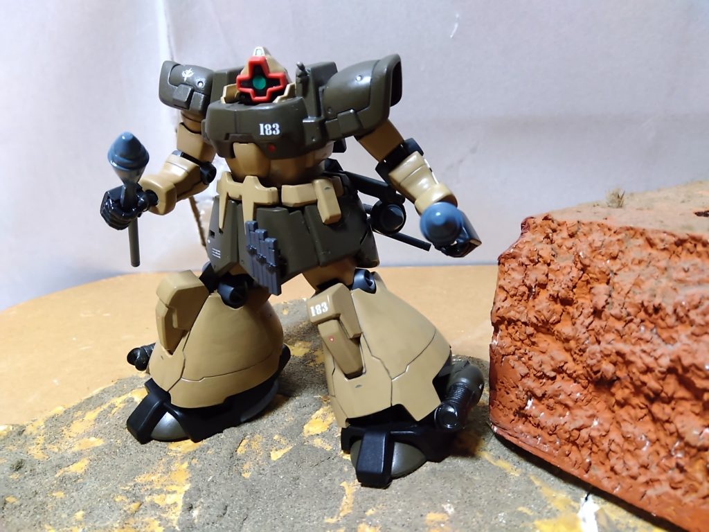 「全員準備はいいか?・・・3、2、1、今!」合図と共に、隊長が岩の右側から飛び出す。 突然のことに何が起こったのか分からず棒立ちする連邦のモビルスーツに向けて、両手に構えたシュツルムファウストを撃ち出した。 1つは外れたがもう1本は連邦のモビルスーツに直撃した。 シュツルムファウストを食らったモビルスーツが爆発するのを見て、ようやく敵も散開し始めた。