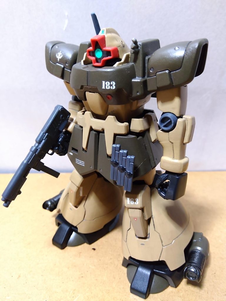 　小隊長、リリー・ハウプトマン少尉機の正面素立ちです。　といっても、キットはひとつしか持っていないので武装を変えただけですが・・・。　武装はHGUCのゲルググ・マリーネから移植したMMP-80 90mmマシンガンと、このキットに付属する予備弾倉です。　このキットにもMMP-80 90mmマシンガンは付属するのですが、マガジンがすっぽ抜けやすかったため別キットから移植しました。　ちなみに足首は本来一色なのですが、どうにもドムっぽく見えなかったので一部をツヤ消し黒で塗装してあります。