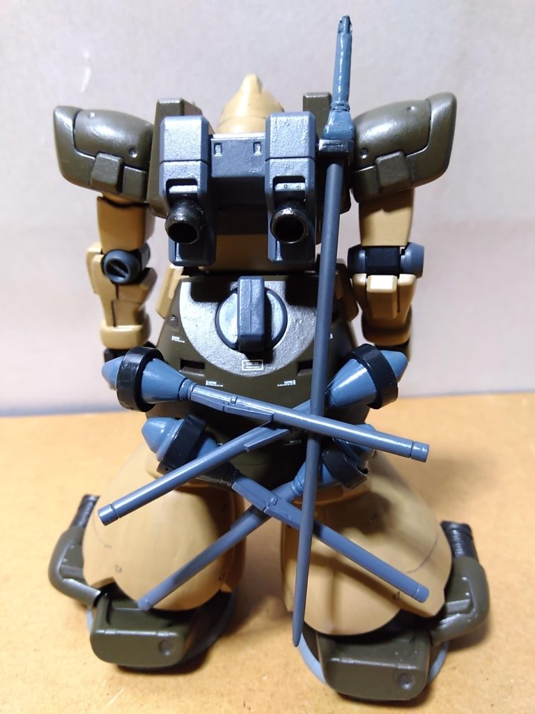 　リアビューその２です。　シュツルムファウストが4本も付属するので、全部装備させてみました。　シュツルムファウストの弾頭はブルーグレー、柄の部分（？）はミディアムブルーで塗装してあります。　また、装備用ラッチはミッドナイトブルーです。