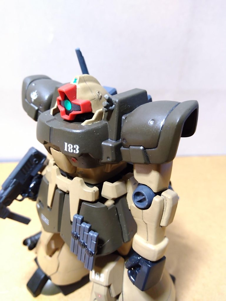 　スモークディスチャージャーです。　こちらも、このキットを作った高校生の頃、模型雑誌か何かで見かけた作例を真似してランナーのコマ切れでスクラッチして取り付けました。あのときはほんの思い付きで装備させてみたモノですが、この装備がなければ、今回の７０投稿目記念作品「熱砂の攻防戦 ～in 0079～ 」での軍曹の死亡シーンのイメージは浮かびませんでした（ちなみに軍曹がアフリカで戦死すること自体は、このストーリーを妄想していた高校生の頃からの決定事項でした。鬼畜・・・）。　そういう意味では、今回のストーリーの「肝」となった部品ですね。