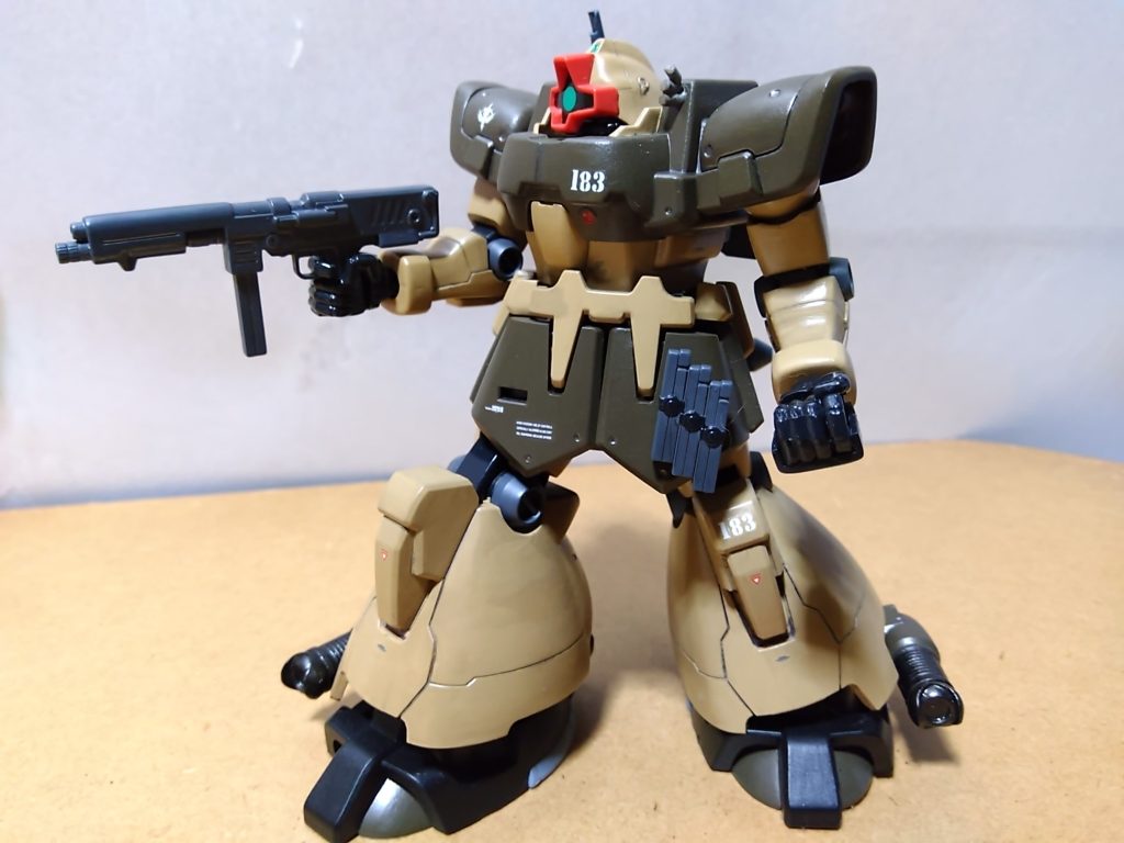 　MMP-80 90mmマシンガン装備です。　大柄なドムにはやや小さくも思える武装ですが、ポーズを取らせてやるとそれなりにサマになりますね。　そして予備弾倉がいい味を出しています(笑)。