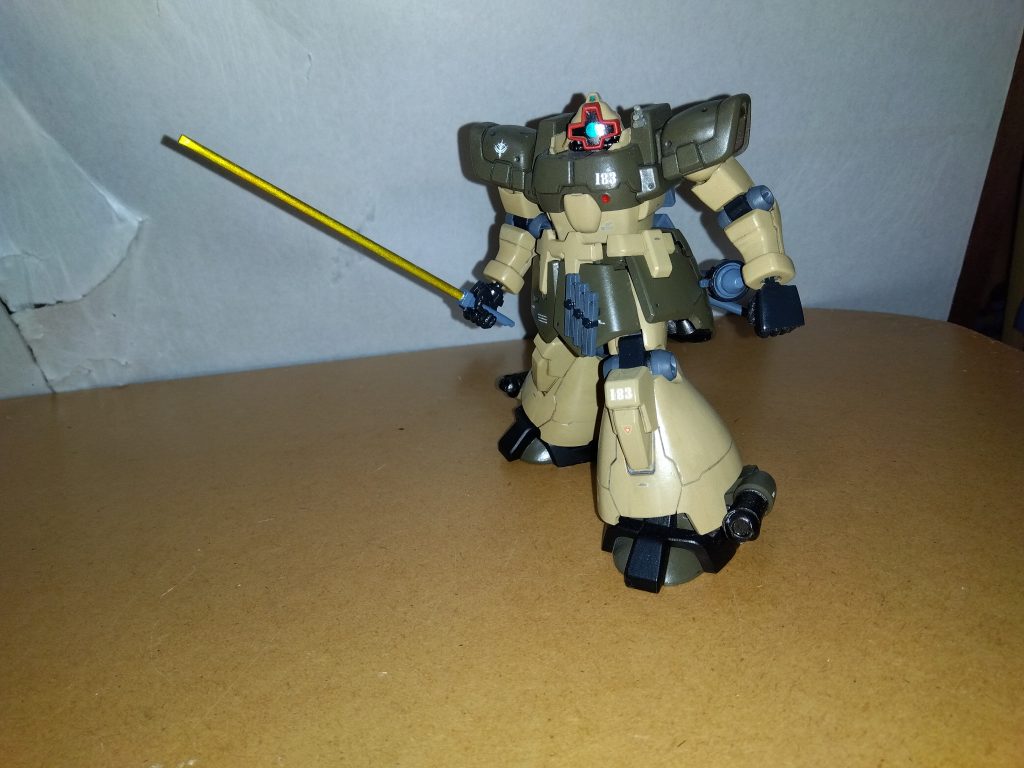 　ヒートサーベル装備です。　こちらの稼働状態のヒートサーベルは、下地を銀色で塗装した上からクリアイエローを塗ってあります。