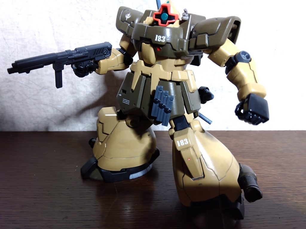 　オマケの間違い探しです。　実はこの写真のドム・トローペン、これまでお見せした写真と違う所が１ヶ所あります。　さぁ、それはどこでしょう・・・？　正解は「膝関節のマルイチモールドの色」でした！　この「HGUC　ドムトローペン　サンドブラウン」というキット、これより少し前に発売された「HGUC　ドムトローペン」のリデコキットなので、不要パーツとしてグレーのマルイチモールドパーツが４つ付属します。　本来「サンドブラウン」のドム・トローペンは、ここが本体と同じライトブラウンなのですが、「肘のマルイチモールドがグレーなのに膝だけライトブラウンなの、統一感がなくておかしくね？」という疑問が私の中で生まれ、ここもグレーで塗装することにしました。　しかしながら、せっかく４個×２セットもパーツがあり、しかも完成させてからも付け替え可能だったので、スターダストメモリーに登場したバージョンも再現できるよう色違いのマルイチモールドを用意することにしました。　言われなければ分からない所ではありますが、こういう所にこだわってしまうのが我々モデラ―の性なのであります・・・。