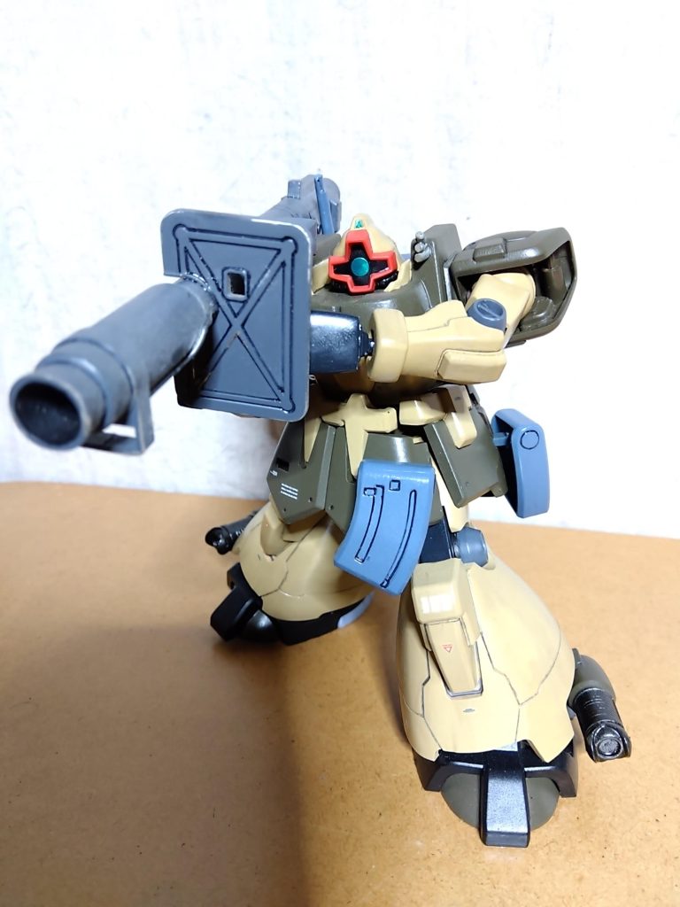 　ラケーテン・バズ装備です。　この武装、４年ほど前に投稿した「ゲルググ（リアルタイプカラー）」に長年装備してあったのですが、今回の投稿に合わせて本来の持ち主（ドム・トローペン）に一時的に返してあげました。　やはりドムにはバズーカが似合いますね。