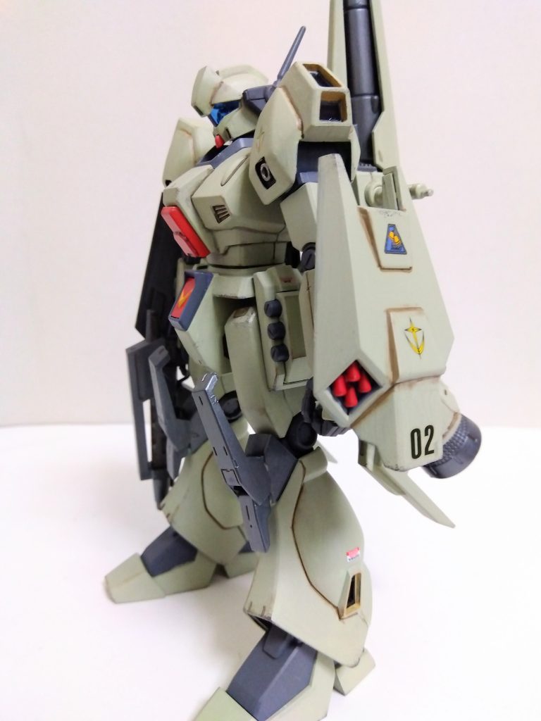 側面図。シールドはナラティブガンダムB装備の物を使用しました。膝にはメガライドランチャーのパーツを接着。