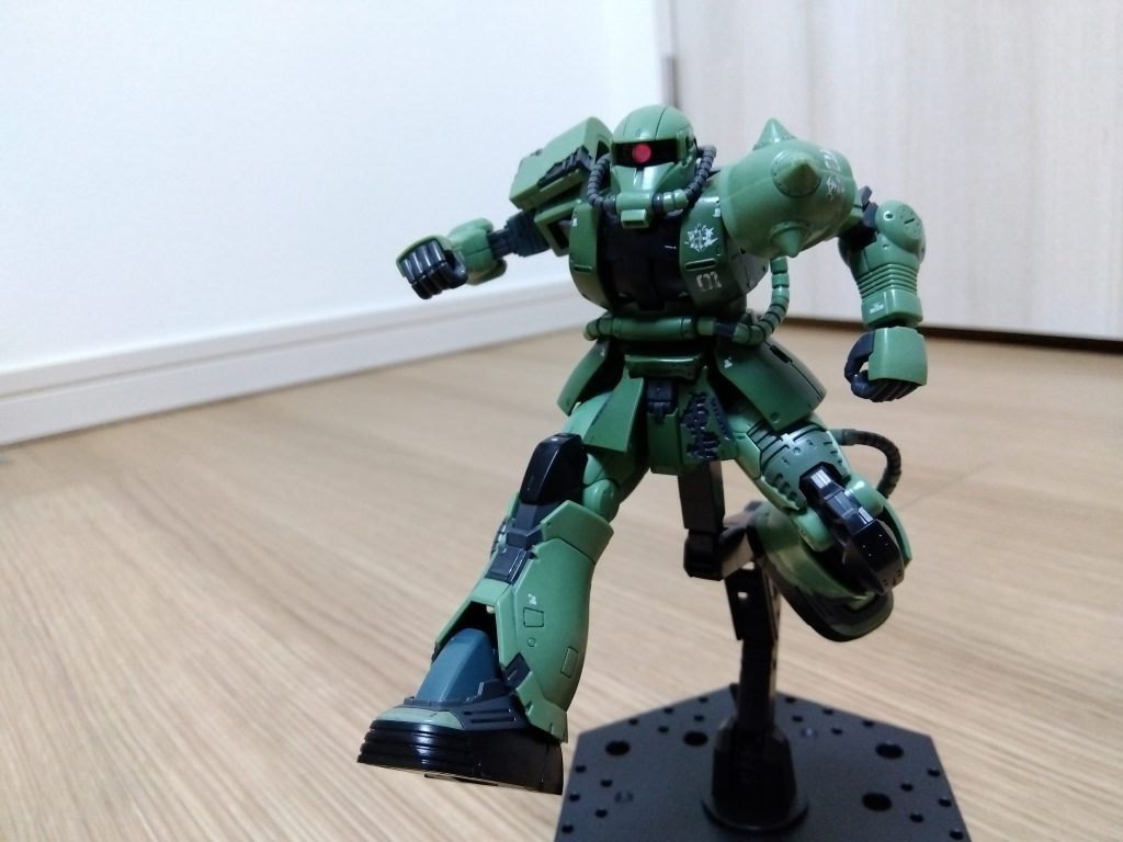 つま先や動力パイプの表皮部分は、ガンダムマーカーのザクライトグリーンを使用。これが本当に素晴らしいザク色です。さらに隠蔽力も高く言うことなし。