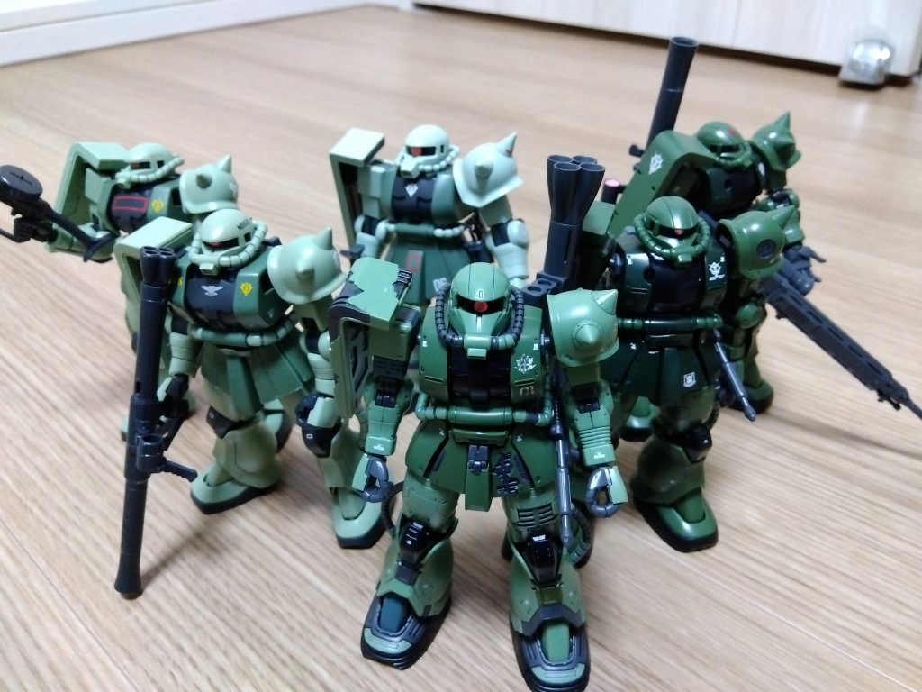 量産型ザク勢揃い。最前列:ドアン専用ザク、二列目左:HGUCリバイブ(二体目)、二列目右:C-6(二体目)、三列目左:HGUCリバイブ(一体目)、三列目中央:旧HGUC、三列目右:C-6(一体目)