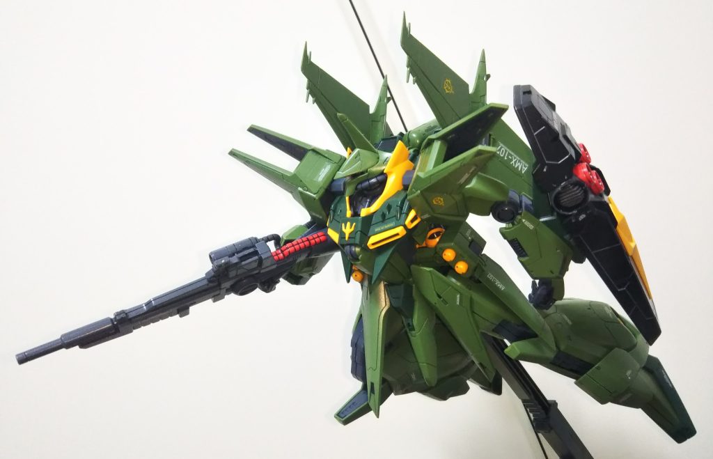 改修ポイント①頭部のモノアイに装飾用ダイヤ取付け②頭部のトサカ状アンテナ(黄色パーツ)排除③襟後部の尖った部分を切除④シールドのメガ粒子砲の側面2門を廃し、ラジエータ状パーツ貼り付けこれで多少はマイルドになったのではないでしょうか?