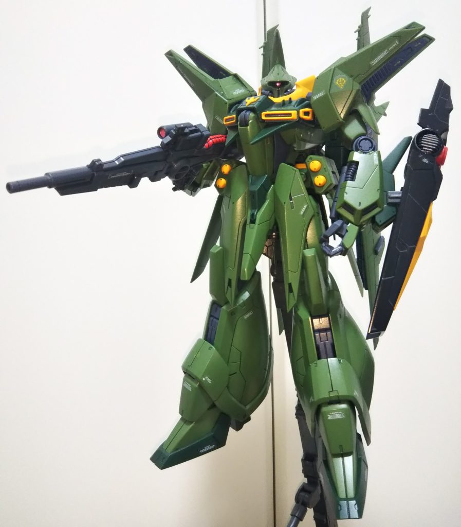 設定上の量産型バウは試作機(グレミー機)とはカラーリング以外の相違点がありませんが、「量産機は尖ってない!」という独断に基づき、一部改修しています。