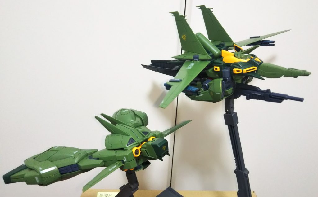 もちろん、本キットのウリである合体可変機構はちゃんと活きてます!まずは編隊飛行…