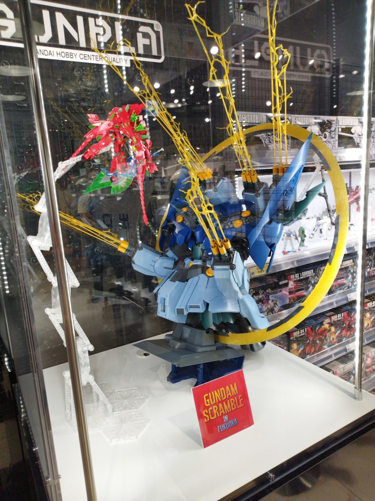 ジオングカラーのネオングカッコいいな、やっぱり、色々買いましたよ〜ガンダムベースでも。HGのレッドドラゴンとGサイフォス、ビルダーズパーツをちまちま買ってきました。でも結局使わないんだよな、頭のビームエフェクト。