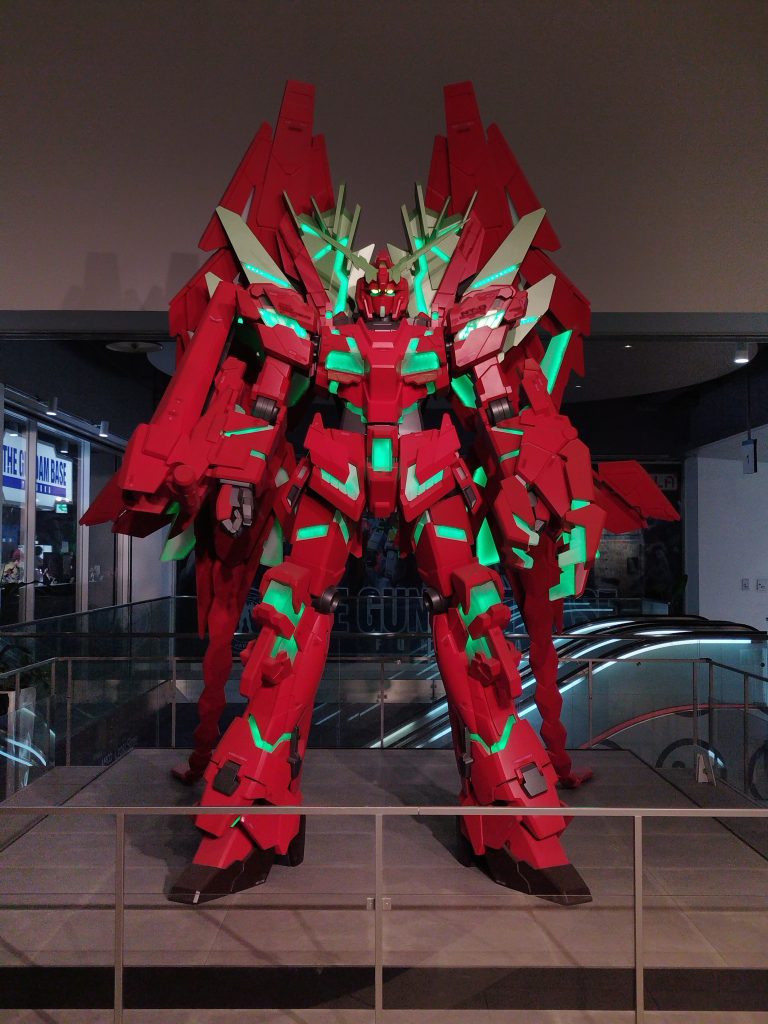 キャナルシティのベース入ってる建物に入ってまず目の前にコレがいる。アームドアーマーBSがカッコいいな、これでなんか作りたくてバンシィ買ったんですよね、7月辺りに、