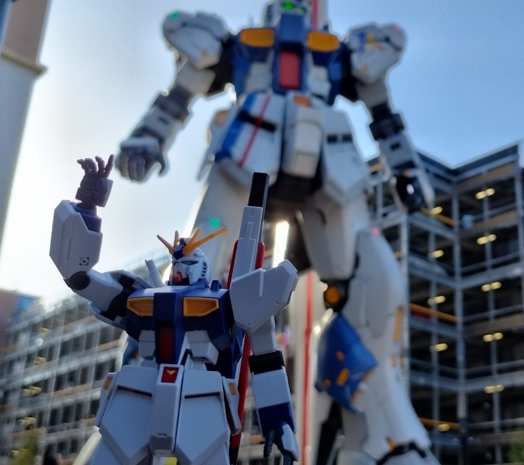 分かる人多いと思います、動いたあとのあれデス!あれはアクシズにシャアのコックピット押し付けてるアノポーズをやってるのかな?