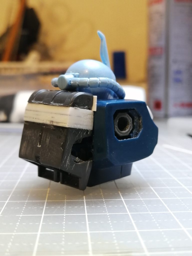 グフは頭が埋もれている方がマッチョに見えてカッコいいと思い、胸パーツとバックパックを増し増しに。写真はないけど、胸の先端もプラ板で延長してます。