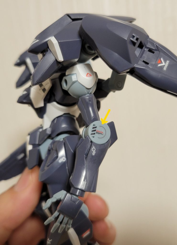 今回はデカールチューンメインて感じでしょうか。肘間接の大きな丸。ここに合うデカールがないので切り貼りの貼り合わせでなんとか対応。