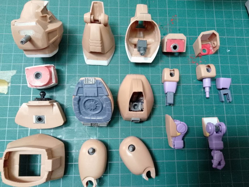 頭部ひさしをプラバンで延長 頭部のアンテナは金属製に変更 パイプ類は針金通ったスプリングにプラパイプを通してます 胸の謎の黄色パーツは塗装用に別パーツにしています本体内側から裏打ちをして肩幅を削ってドㇺ用の手を取り付けるための軸を接着(強度的に不安なので左右で貫通してます)手肩アーマーの接続を肩接続から本体接続へ変更 基部はドㇺ赤いパーツを使用しています 肩はドㇺと違って角ばっているのでポリキャップ接続を組み込み腕部は特徴的な形状のため自然に見えるように形を調整して接続足ももはそのままですが関節塗装後に後ハメ出来るように切り欠き スカートを裾を若干延長しています足首はキットのフレームにザクのフレームを接続してボールジョイントにしています