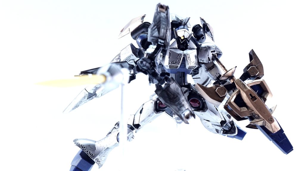 サーベル刃が生えたギャンの頭が飛んできたらおもしろいなと思って、それに引っ張られたらこうなったって感じですね。メイン飛ばしちゃってどうすんだとは思いますが、ガンダムそういうのいっぱいいるし、まぁいいか。