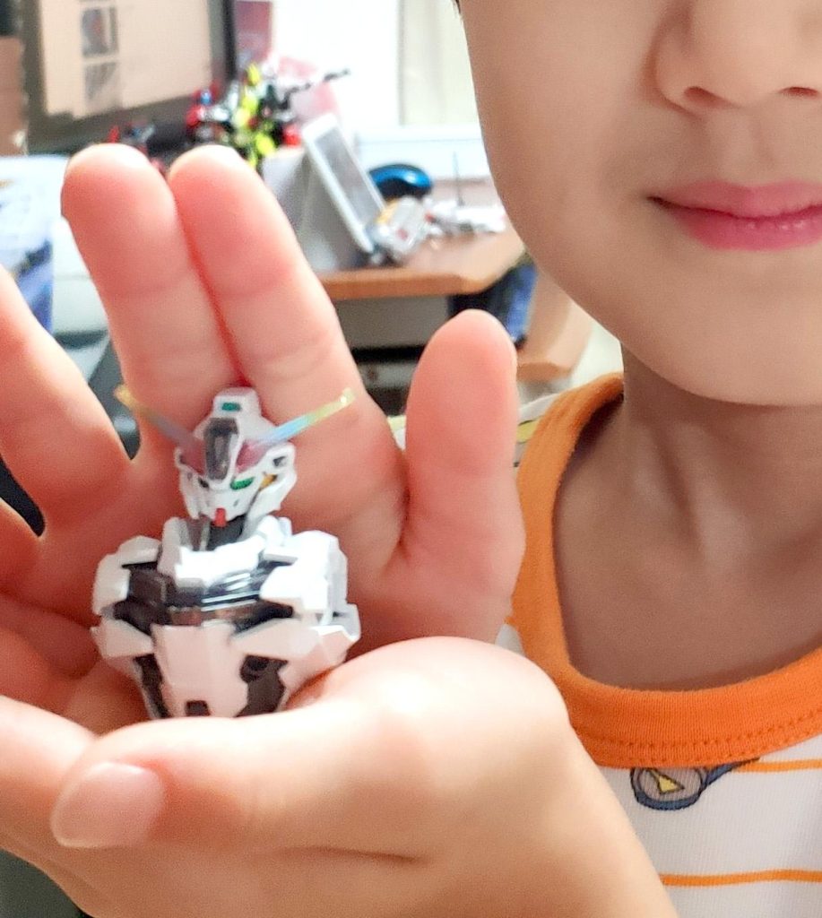 はるまき的に虹色のアンテナがお気に入りポイント。頭と胴体まで作った日は、枕元に置いて一緒に眠っていました。