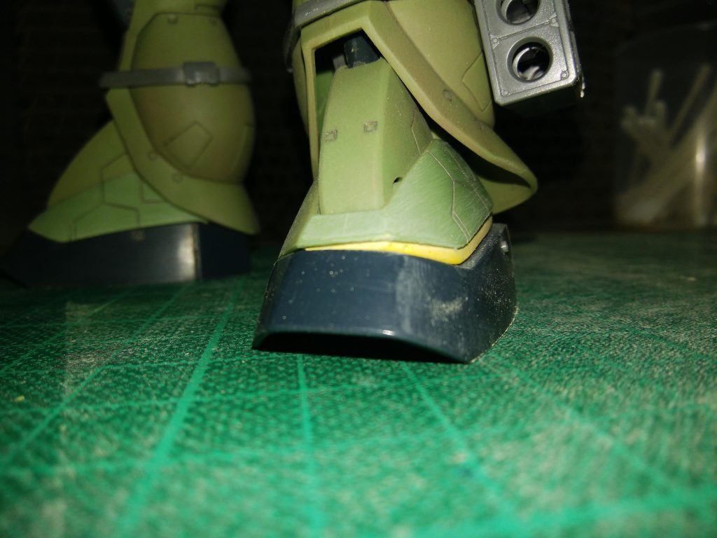 足の接地を良くするため角度修正。