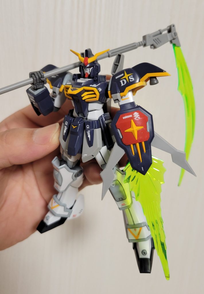 結局、シールドと合わせて黄色い十字マークにGUNDAM D S の文字を組み合わせて。