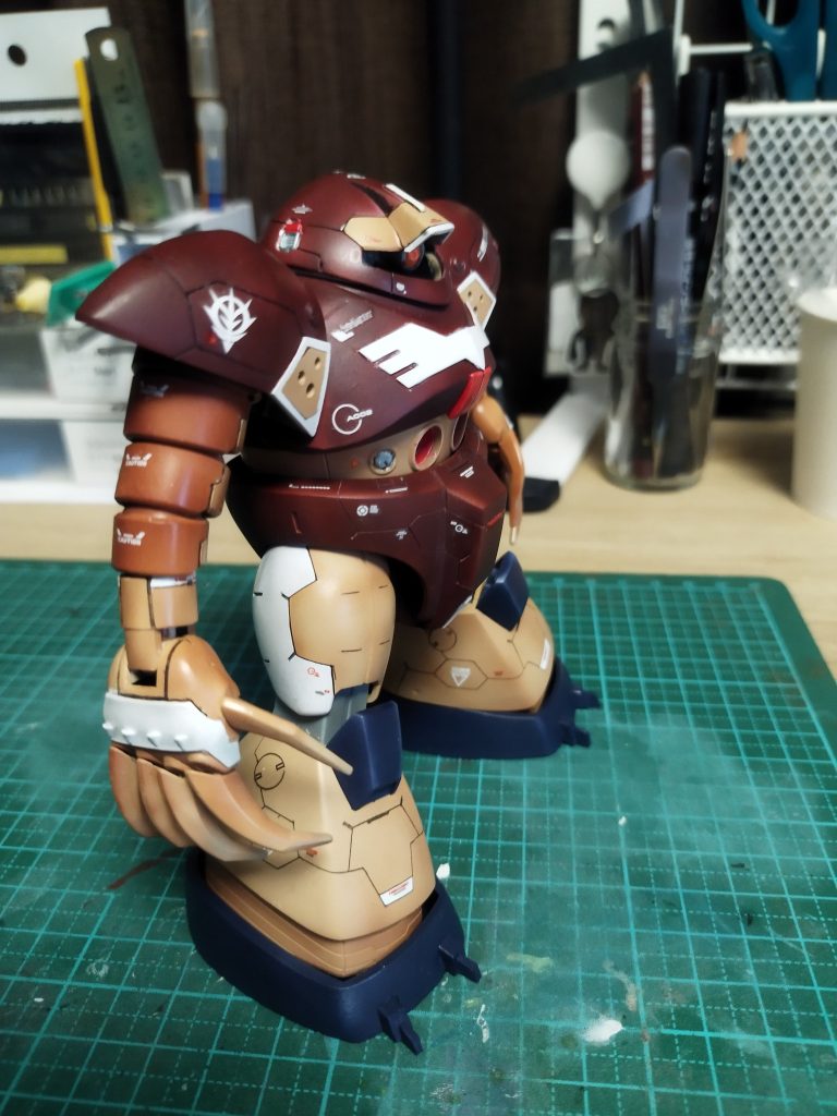 足に爪を足してます✨コックピットも外部からの攻撃に耐えうるようにハッチ的なものを追加してます。