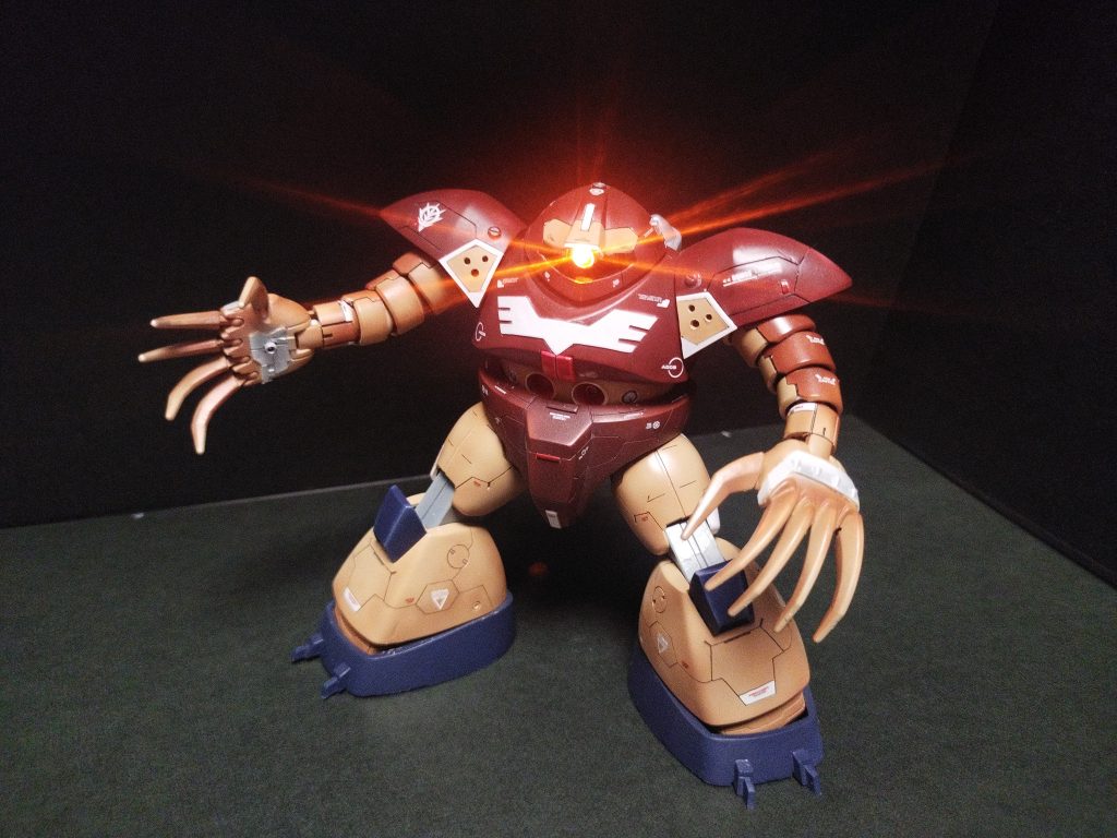 目の電飾の電池や線は胸の中にスペースがあったのでその中に入れてます。