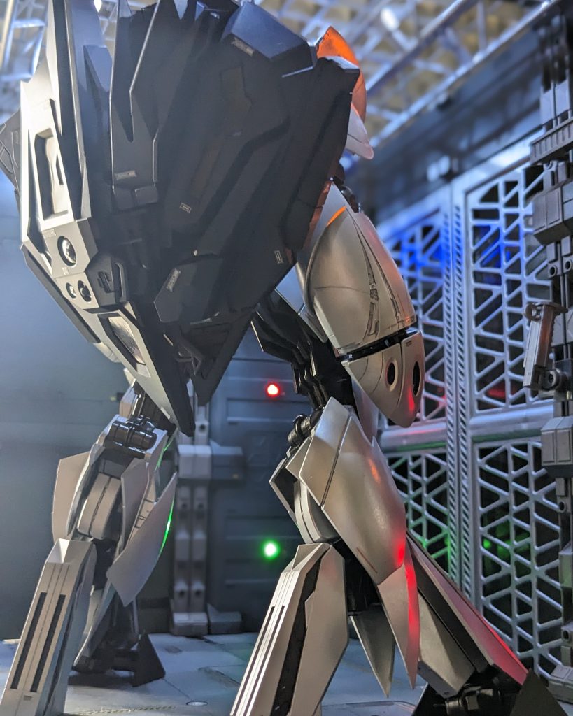 バックショット。ウェポンコンテナの立体としての存在感が凄まじい…これは手に取って味わって欲しいです！