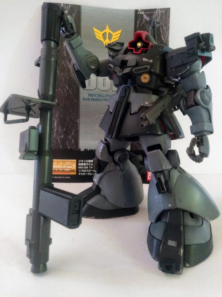 1999年発売のこの子。　　　　　　　　　　　　　　　長らく実家の本棚の守護神として勤めて貰いましたが｢F 90シリーズの〔Rebuild〕を始めたので一緒にヤッテ逝こうと考えます✨😌✨　　　　　　　　　　　　　　　　　　　　　因みに発売日に購入したから、24歳と成ります😆それと、｢ドムの日｣なので投稿です😆🎵🎵(で、いいんですよね❓🤔)