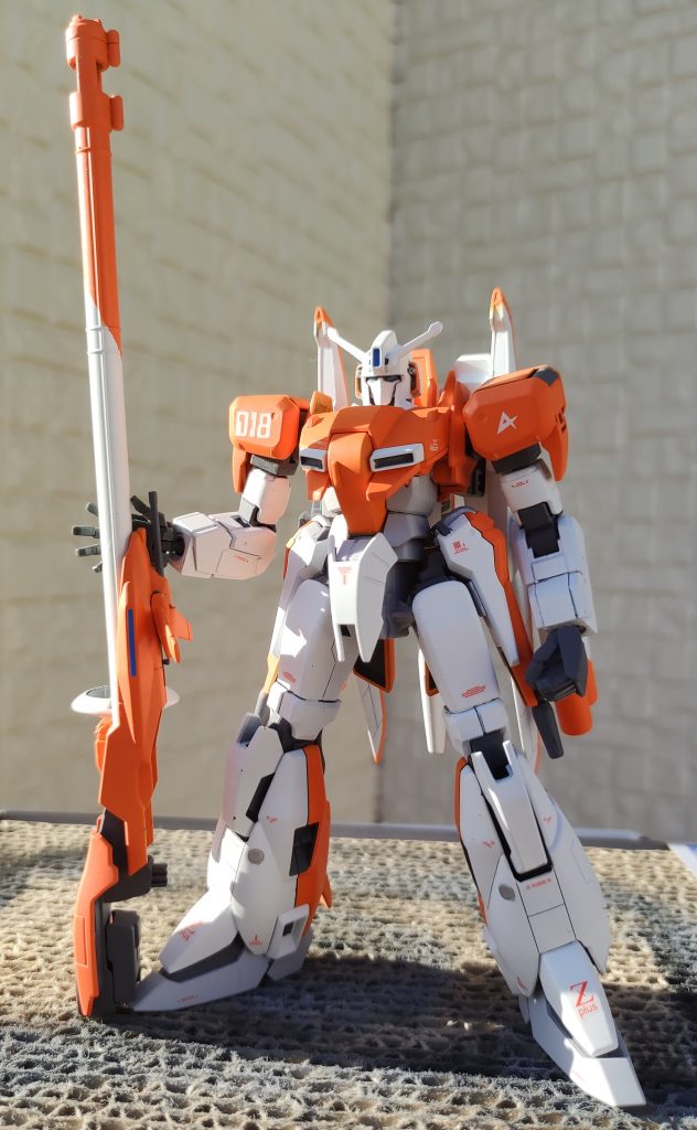 天気が良かったので自然光を使って撮影してみました。ほとんど影ですがまあ味があっていいんじゃないでしょうか（適当）以上です。ツインアイ、V字アンテナが揃った作品は実に4年ぶりでした。制作の幅ももうちょっと広くしたいですね。