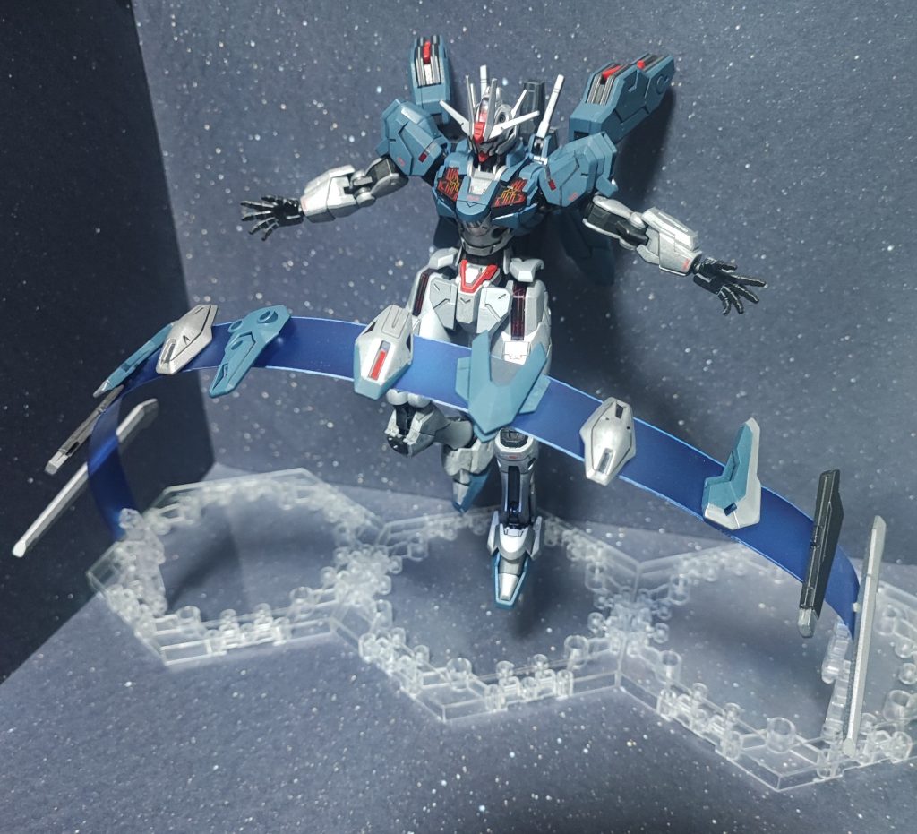 ガンビット展開エフェクトはクリアのプラ板をクリアブルーで塗装、分かりづらいですが端はパープルのグラデにしています。久しぶりのエアブラシ、そしてアクリジョンの希釈の難しさもあり苦戦して仕上げました。ただ個人的に納得のいくカラーリングになりましたのでやっぱり塗装は楽しいですね!今回のカラーリング、皆さんの印象伺いたいです!コメントいただけますと嬉しいです!