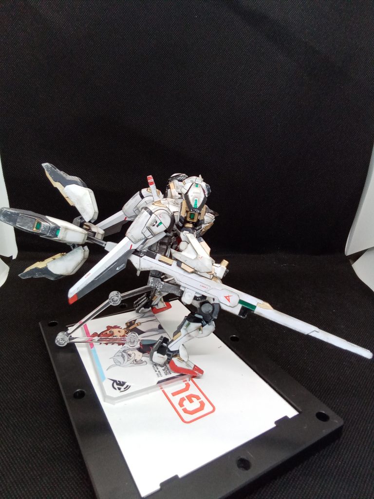 白色部分はエアリアルホワイトで塗装その後 MR.HOBBYのステラパールホワイトを上から塗っています