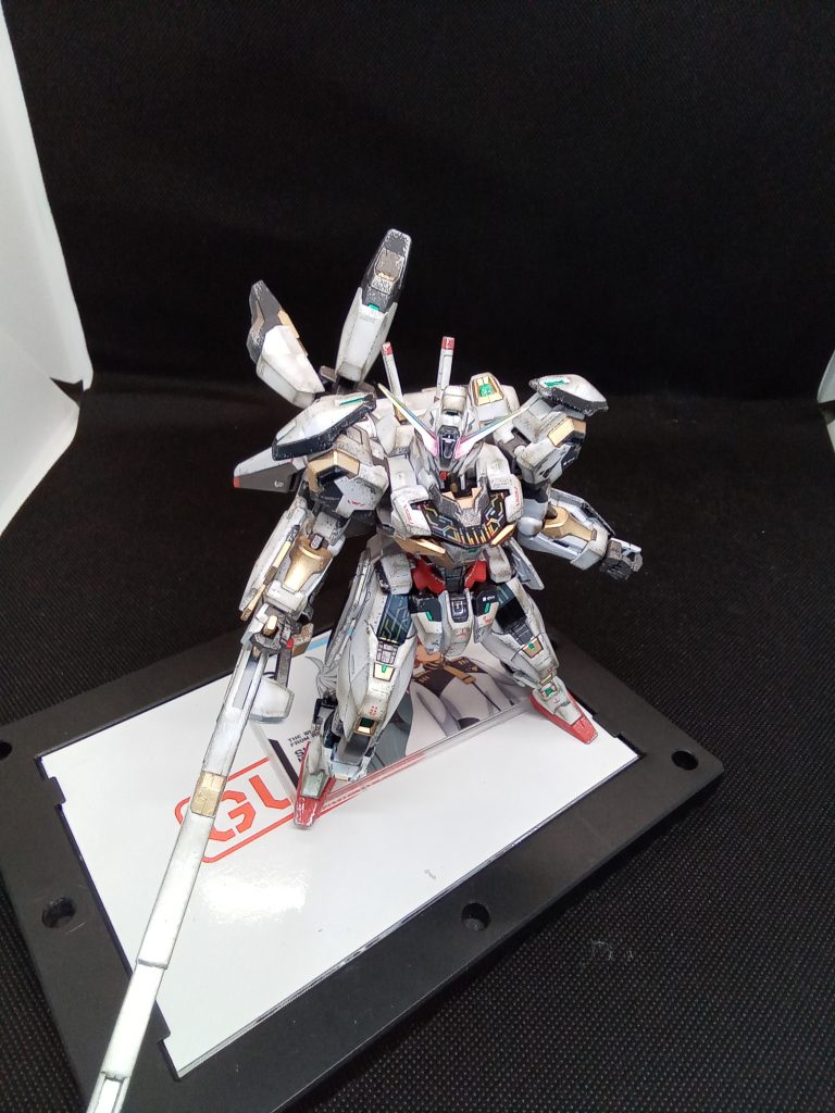 パールホワイト塗装した後にウエザリングしてみましたが・・写真ではみえないので汚れただけかもしれません・・