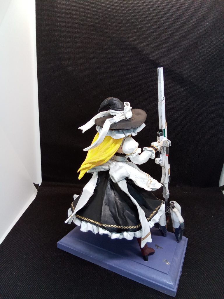 材料は針金に石粉粘土+ファンド(フリル部分)髪の毛はエポパテ