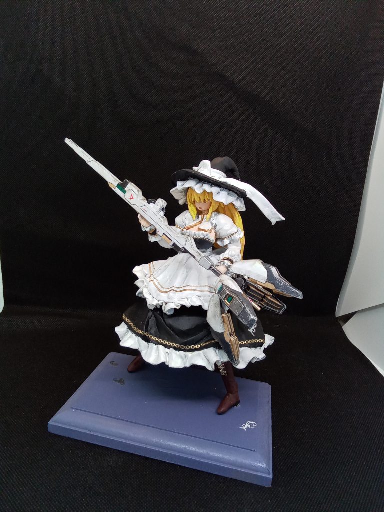 こんな持ち方も可能♪キャリバーンの登場時箒を使った高速戦闘でこのキャラが頭に思い浮かび・・魔女つながりで箒を持たせてみたくなりつくってみましたw